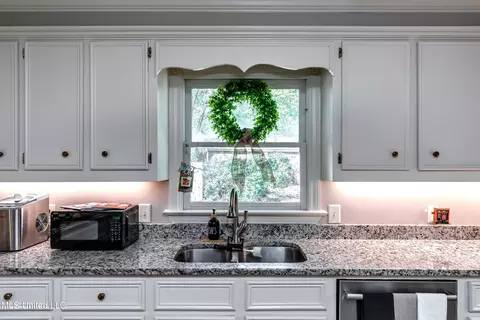 Kitchen - 539 Dixton Dr, Brandon, MS 39047 photo 4 of 9