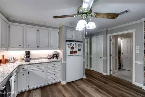 Kitchen - 539 Dixton Dr, Brandon, MS 39047 photo 7 of 9
