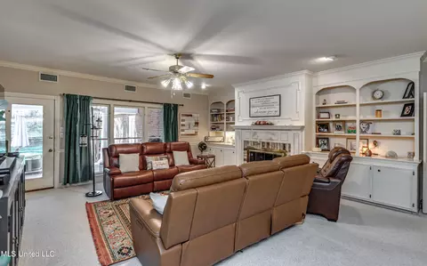 Living - 539 Dixton Dr, Brandon, MS 39047 photo 2 of 5