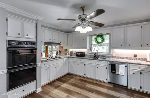 Kitchen - 539 Dixton Dr, Brandon, MS 39047 photo 2 of 9