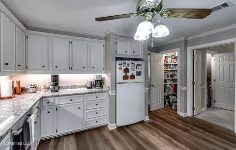 Kitchen - 539 Dixton Dr, Brandon, MS 39047 photo 8 of 9
