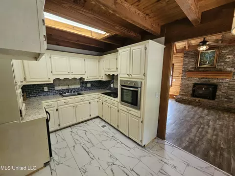 Kitchen - 4352 Pine Lake Dr, Terry, MS 39170 photo 5 of 5
