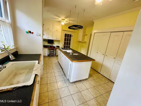 Kitchen - 69 Linden Dr, Natchez, MS 39120 photo 3 of 3