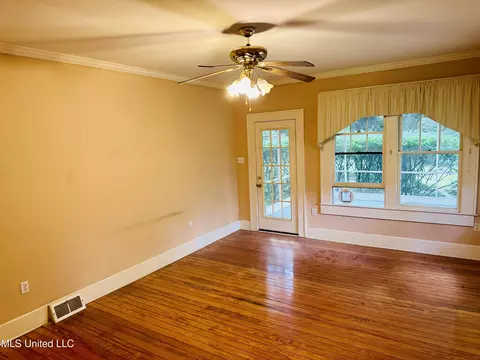 Living - 69 Linden Dr, Natchez, MS 39120 photo 3 of 3
