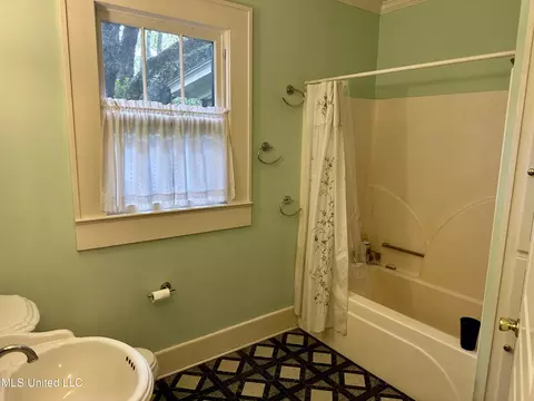 Bath - 69 Linden Dr, Natchez, MS 39120 photo 2 of 2