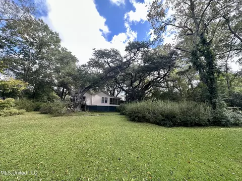 Exterior - 69 Linden Dr, Natchez, MS 39120 photo 7 of 12