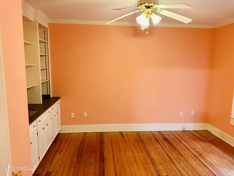 Living - 69 Linden Dr, Natchez, MS 39120 photo 2 of 3
