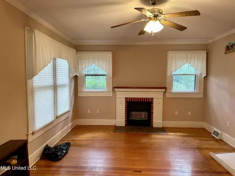 Living - 69 Linden Dr, Natchez, MS 39120 photo 1 of 3