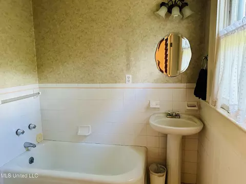 Bath - 69 Linden Dr, Natchez, MS 39120 photo 1 of 2