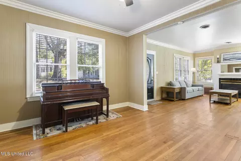 Living - 1831 Howard St, Jackson, MS 39202 photo 6 of 7