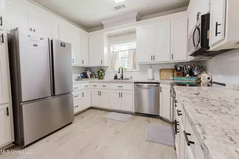 Kitchen - 199 Mandarin Dr, Brandon, MS 39047 photo 2 of 2