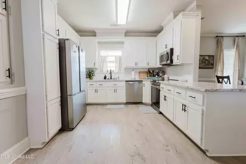 Kitchen - 199 Mandarin Dr, Brandon, MS 39047 photo 1 of 2
