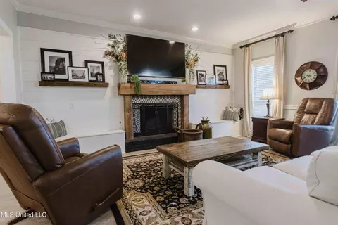 Living - 199 Mandarin Dr, Brandon, MS 39047 photo 2 of 3