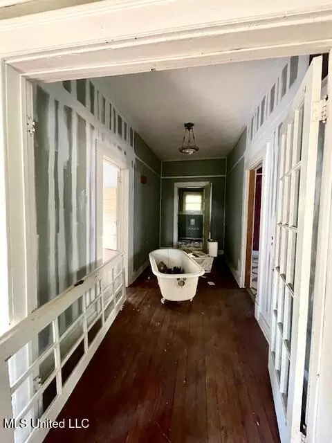 Entry Way - 160 Cherry St, Brookhaven, MS 39601 photo 1 of 2