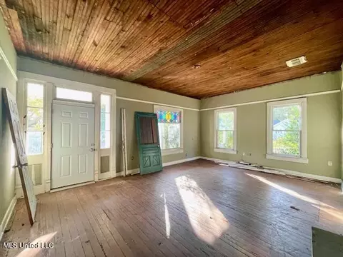 Living - 160 Cherry St, Brookhaven, MS 39601 photo 1 of 2