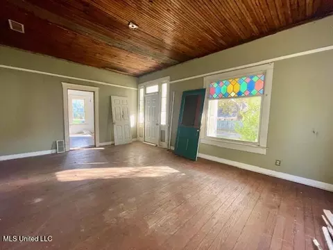 Living - 160 Cherry St, Brookhaven, MS 39601 photo 2 of 2