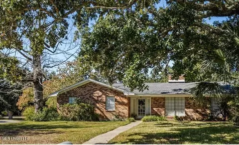 729 Canterbury Dr, Biloxi, MS 39532