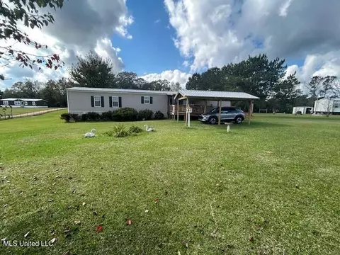 1075 Elarton Rd, Osyka, MS 39657