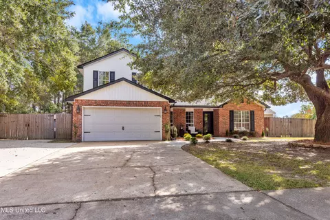 4 N Lakeview Dr, Ocean Springs, MS 39564