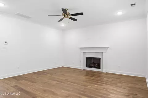 Living - 1418 Crk Hvn Dr, Hernando, MS 38632 photo 2 of 3