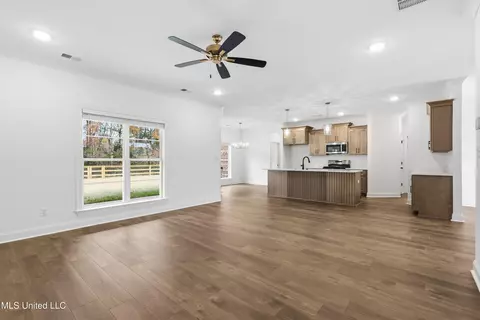 Living - 1418 Crk Hvn Dr, Hernando, MS 38632 photo 3 of 3