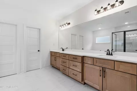 Bath - 1418 Crk Hvn Dr, Hernando, MS 38632 photo 2 of 4