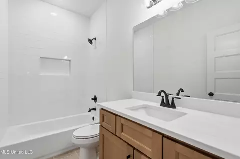 Bath - 1418 Crk Hvn Dr, Hernando, MS 38632 photo 1 of 4