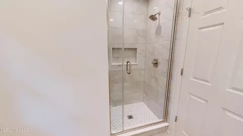Bath - 4257 Berlin Dr, Jackson, MS 39211 photo 2 of 4