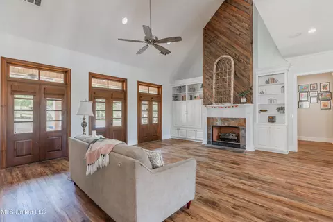 Living - 118 Viewpointe Dr, Clinton, MS 39056 photo 1 of 8