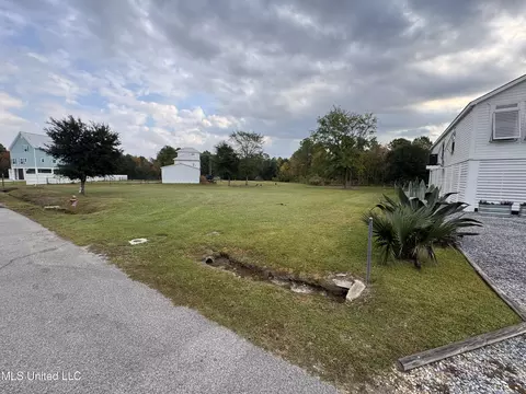 300 Market St, Waveland, MS 39576