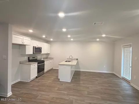 Kitchen - 29 Crown Dr, Lucedale, MS 39452 photo 2 of 2