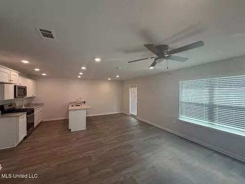 Living - 29 Crown Dr, Lucedale, MS 39452 photo 2 of 3