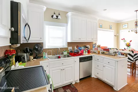 Kitchen - 131 Devlin Springs Dr, Madison, MS 39110 photo 2 of 2