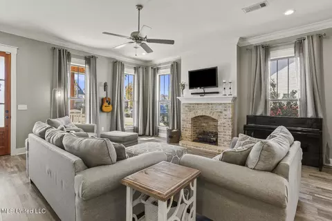 Living - 806 Long Leaf Cir, Brandon, MS 39042 photo 2 of 2