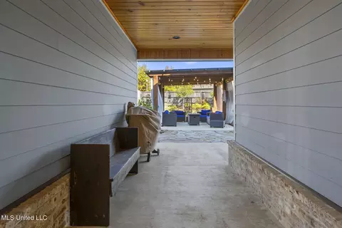 Entry Way - 806 Long Leaf Cir, Brandon, MS 39042 photo 4 of 4