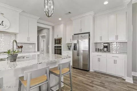 Kitchen - 806 Long Leaf Cir, Brandon, MS 39042 photo 2 of 7
