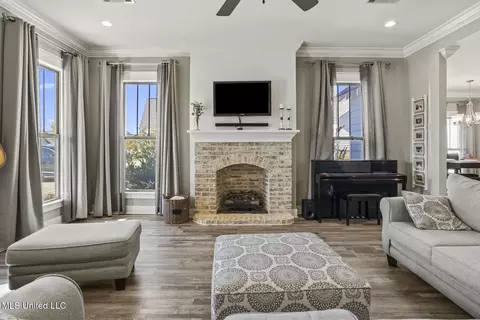 Living - 806 Long Leaf Cir, Brandon, MS 39042 photo 1 of 2