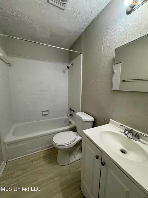 Bath - 227-229 Lawrence Rd, Jackson, MS 39206 photo 1 of 1
