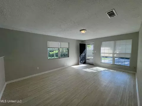 Living - 227-229 Lawrence Rd, Jackson, MS 39206 photo 2 of 3