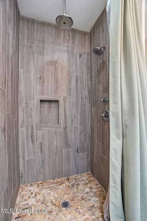 Bath - 1028 Antler Dr, Summit, MS 39666 photo 2 of 3