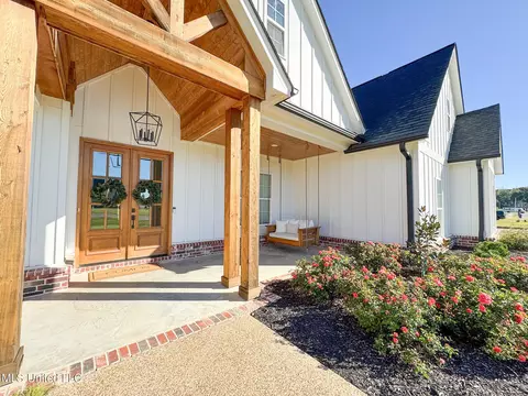 Exterior - 5146 Watson View Dr, Nesbit, MS 38651 photo 5 of 9