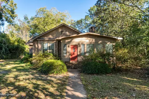 312 N Jackson St, Poplarville, MS 39470