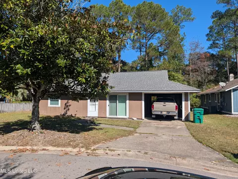 6 Stag Ct, Diamondhead, MS 39525