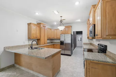 Kitchen - 10988 W Commerce St, Hernando, MS 38632 photo 3 of 3