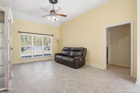 Living - 10988 W Commerce St, Hernando, MS 38632 photo 2 of 3