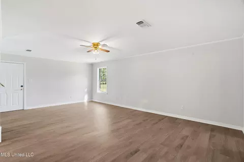 Living - 602 Stones Throw Ln, Brookhaven, MS 39601 photo 4 of 5