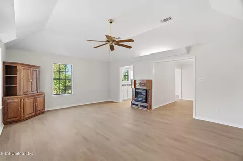Living - 602 Stones Throw Ln, Brookhaven, MS 39601 photo 2 of 5