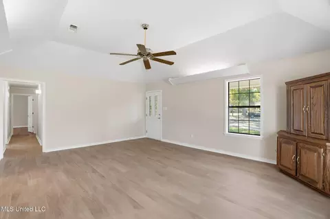 Living - 602 Stones Throw Ln, Brookhaven, MS 39601 photo 3 of 5