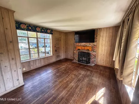 Living - 118 N Cassidy St, Sumner, MS 38957 photo 2 of 3