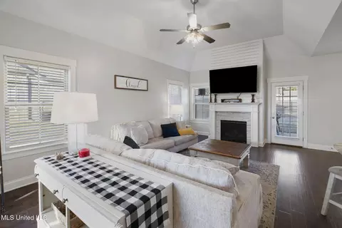 1094 Peggy Cv, Hernando, MS 38632 photo 9